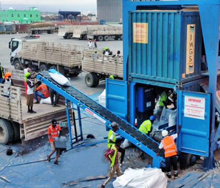 Rapidpack hydraulic truck loading conveyor deployed at port terminal next to bagging machine